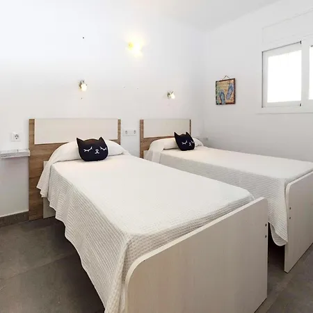 Beautiful 2-bedroom For 5 People Ρόζες
