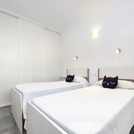 Beautiful 2-bedroom For 5 People Ρόζες