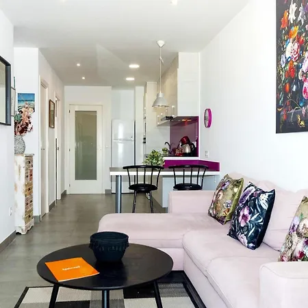 Beautiful 2-bedroom For 5 People Ρόζες